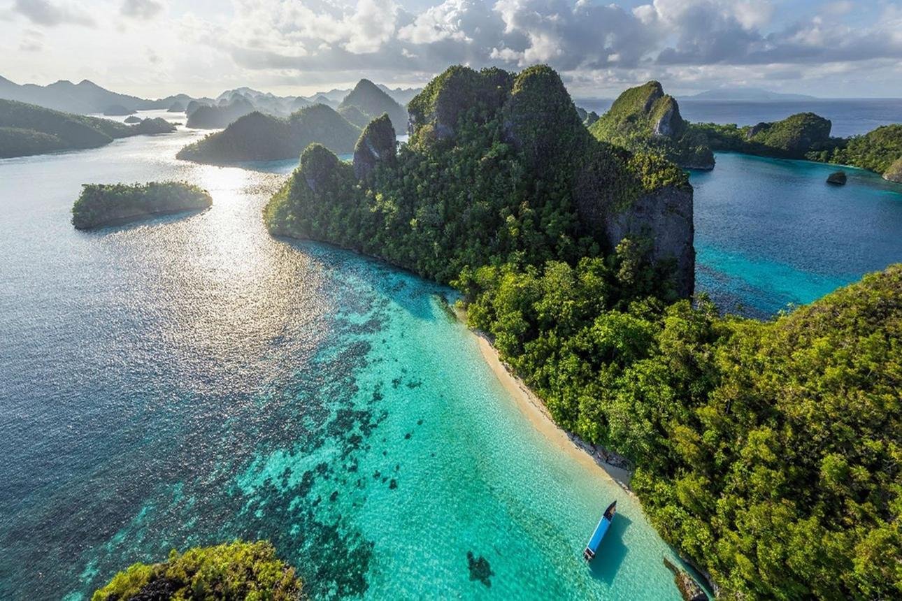 🇮🇩 Indonesia – The Amazing Country of Thousands of Islands, Volcanoes, Beaches and Ancient Temples
