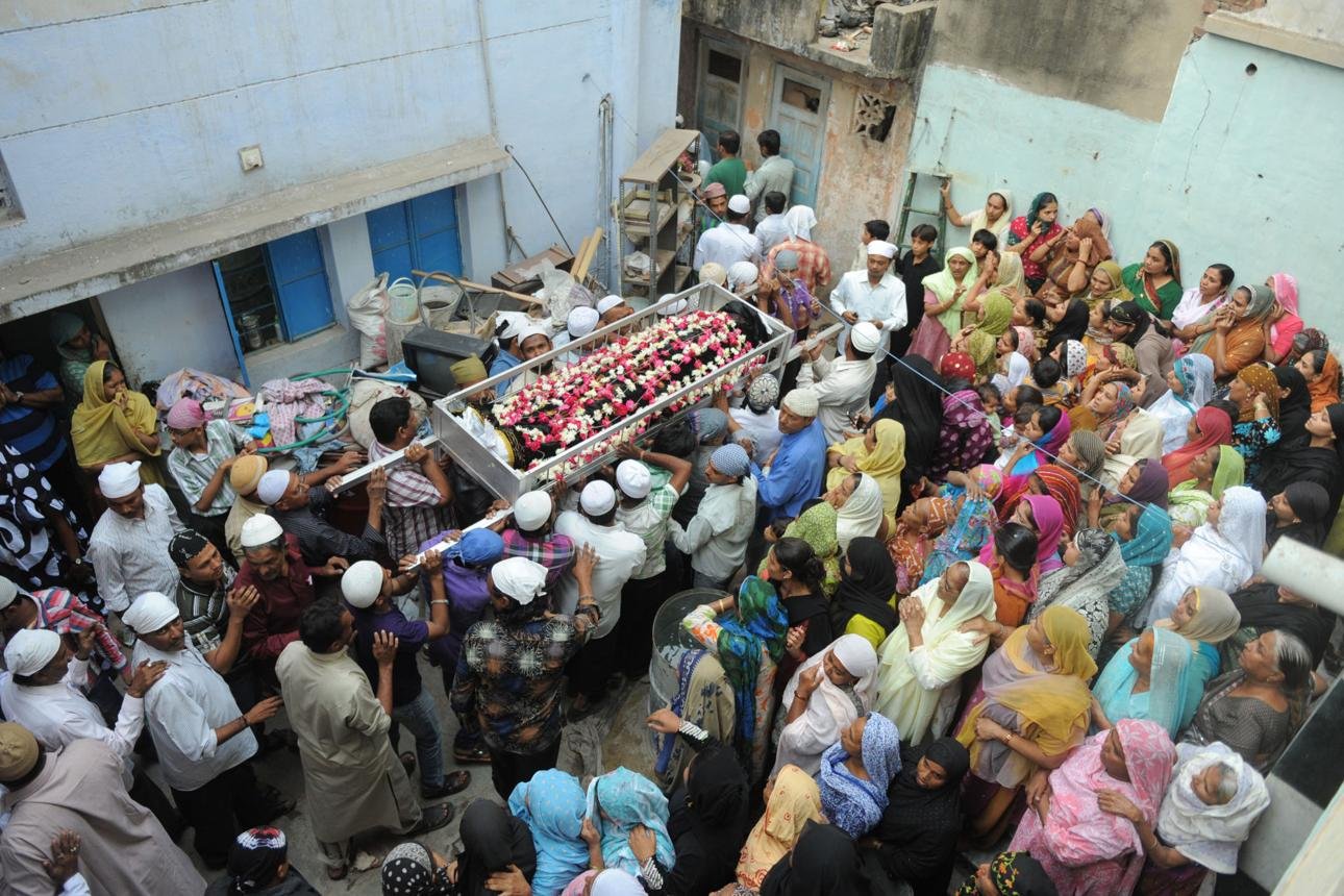 ๐ฎ๐ณ How Are Hijra/Kinnar People Given Funeral Rites in India? The Traditions, Beliefs and Reality
